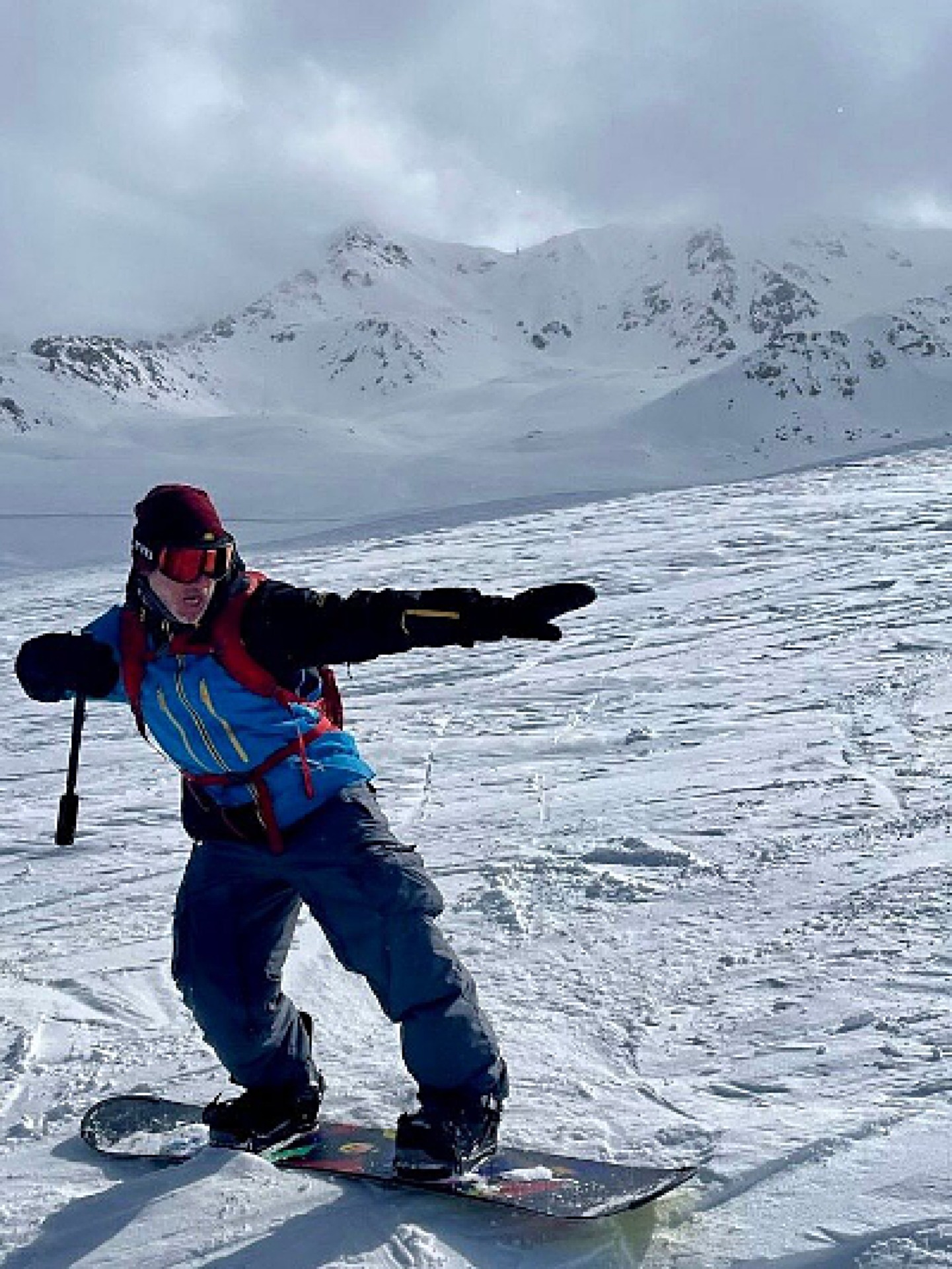 Snowboarding in Jergalan with guide