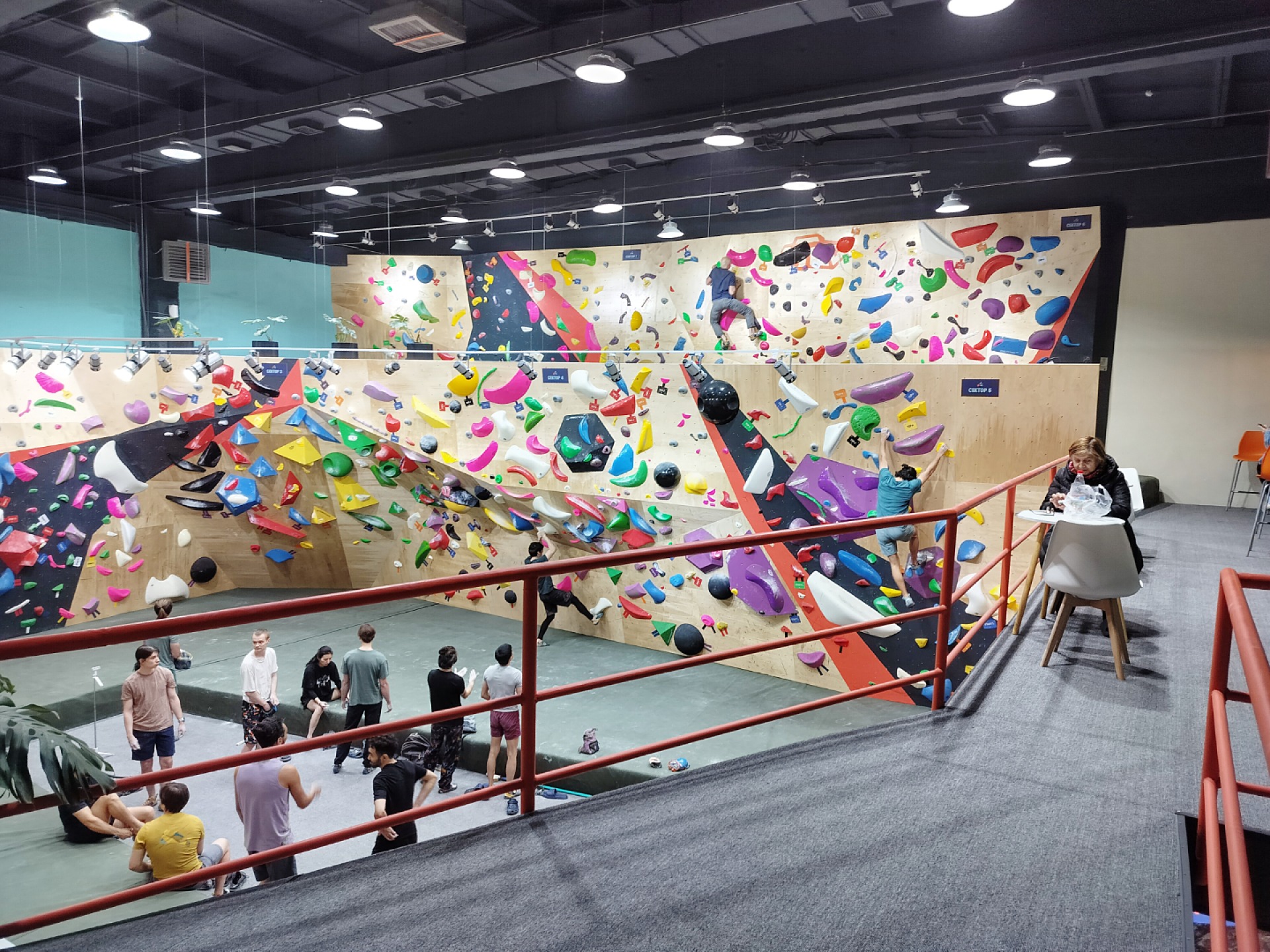 Climbing wall in Cave Boulder